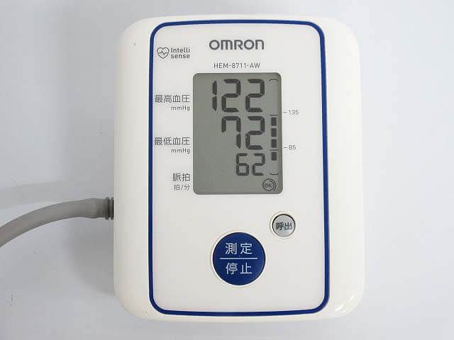 OMRON（オムロン）　上腕式　デジタル血圧計　ホワイト