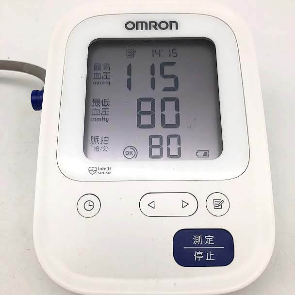 上腕式血圧計　オムロン　白　取扱説明書付き　OMRON　ホワイト　電池駆動　自動加圧