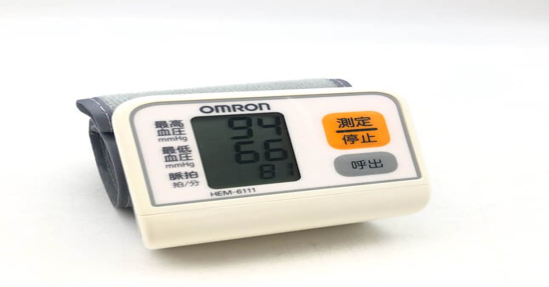 手首式血圧計　オムロン　収納ケース付き　OMRON　デジタル自動血圧計　コンパクト