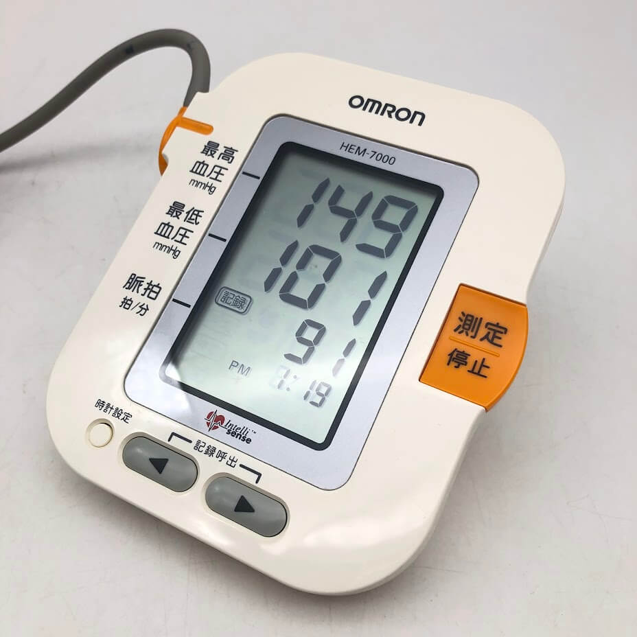 オムロン 上腕式血圧計 取扱説明書付 ケース入り OMRON ホワイト 電池駆動 小型 軽量 ポータルブル 携帯 コンパクト