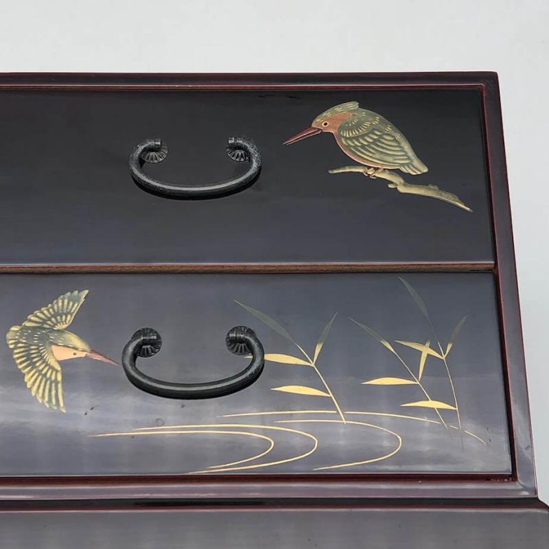 漆塗り ミニチェスト 2段 黒 和風 卓上 小箪笥 漆器 小物入れ 和小物 鳥 絵付け 木製