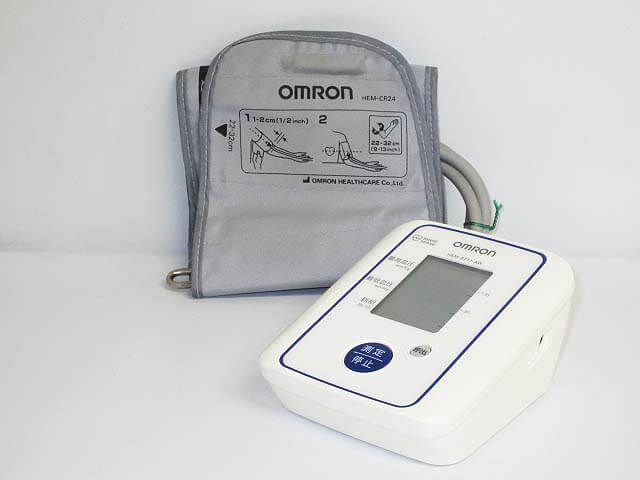 OMRON（オムロン）　上腕式　デジタル血圧計　ホワイト