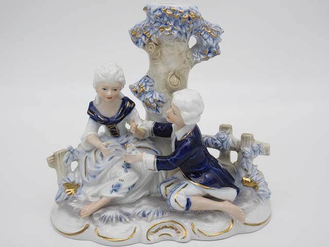 西洋陶器　花を贈る　少年と少女　陶器人形
