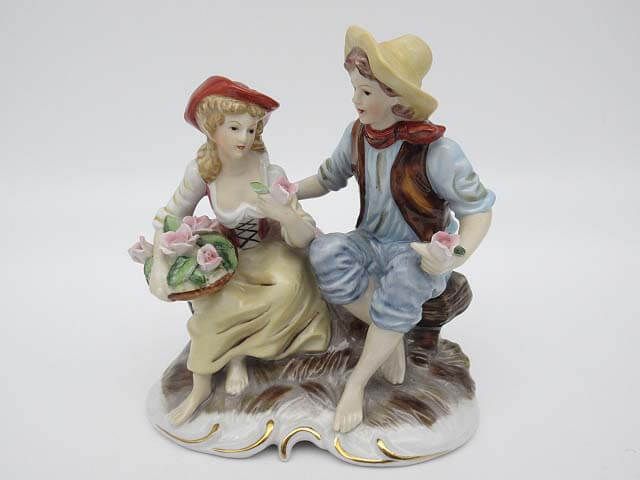 西洋陶器　陶器人形　花を摘む男女　ペア　デート