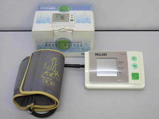 ニッセイ　デジタル血圧計　上腕式　ホワイト